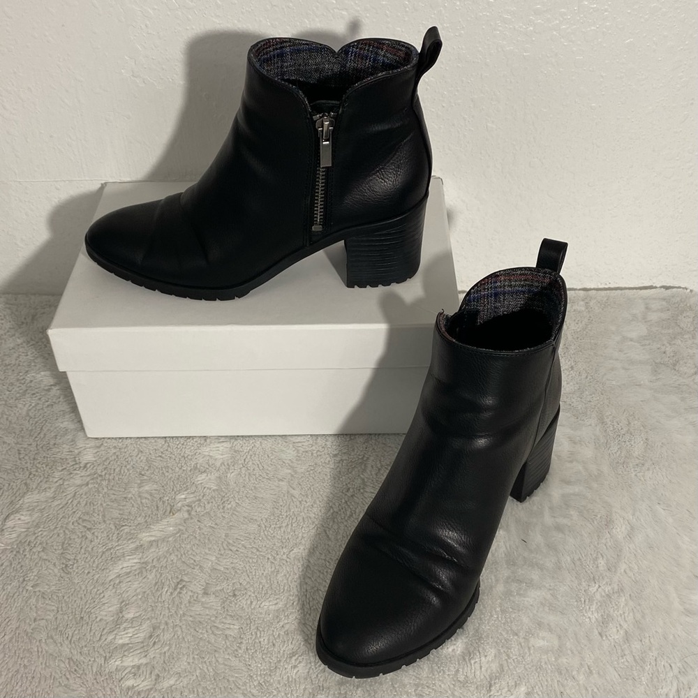 Life Stride Michelle Black Faux Leather Booties Women’s Size 6.5M